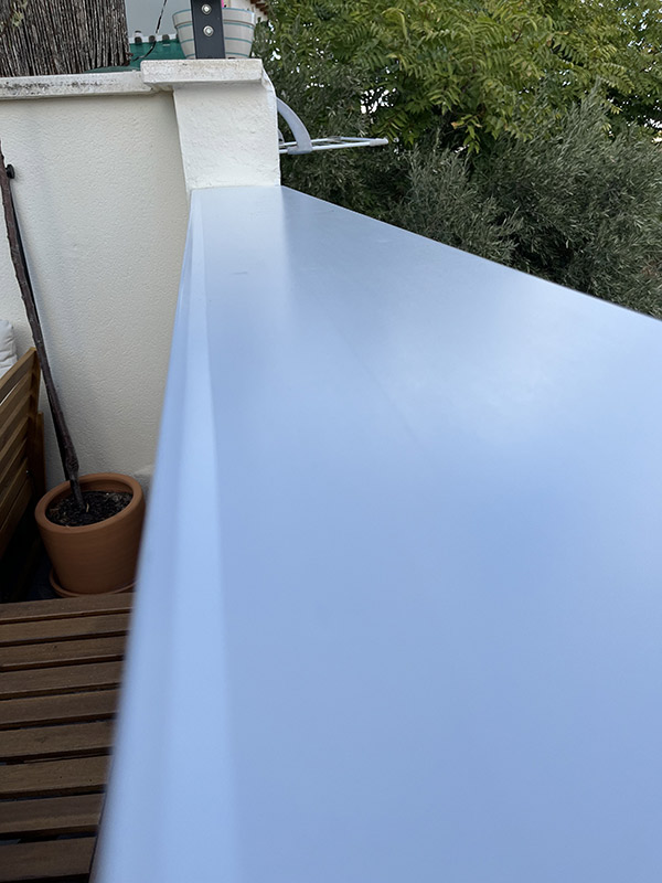 Instalación de cubremuro de aluminio blanco.