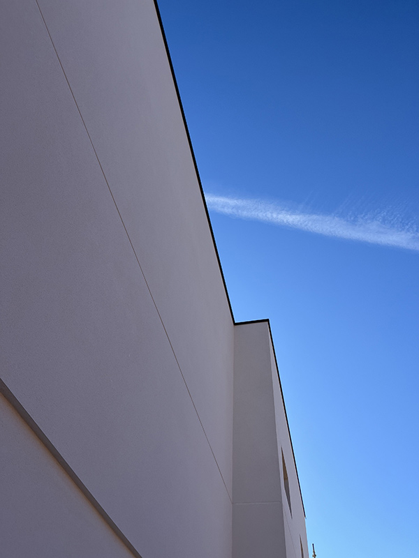 Instalación de tapamuros sonre estructura de edificio