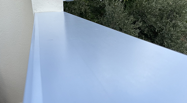 Instalacion de cubremuros de aluminio sobre terraza.