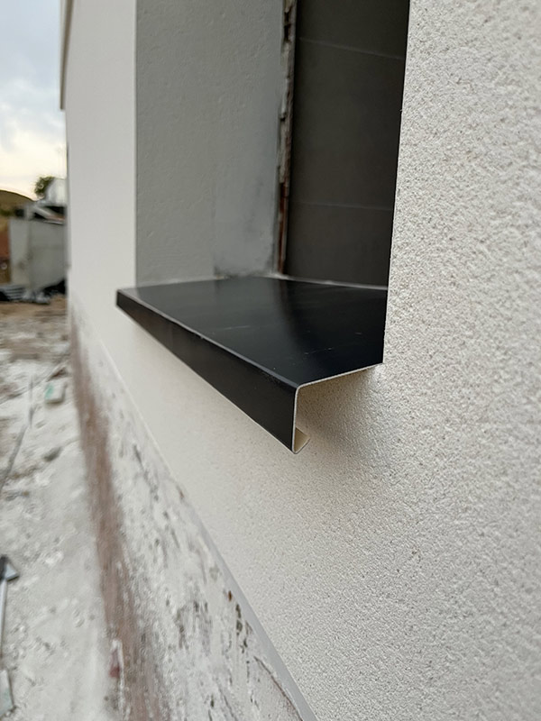 Detalle de instalación de vierteaguas de aluminio