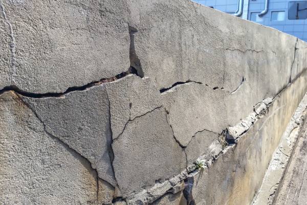 Evitar grietas en la parte superior de un muro.