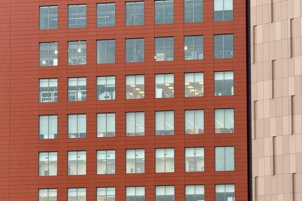 Errores comunes en el remate de petos de terraza que provocan humedades en edificios nuevos.