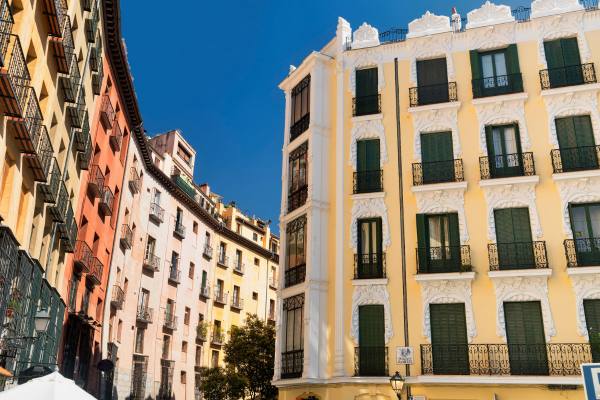 Rehabilitación de fachadas en el centro de Madrid: Soluciones de aluminio para edificios antiguos.